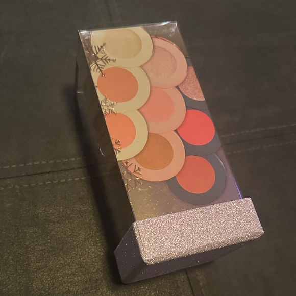 Tarte 9 ways to shine - cheek wardrobe - Picture 3 of 3